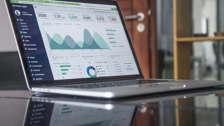 Στατιστικά σε οθόνη φορητού υπολογιστή, συμβολική φωτογραφία μέτρησης διαφημιστικών αποτελεσμάτων. Carlos Muza / Unsplash.