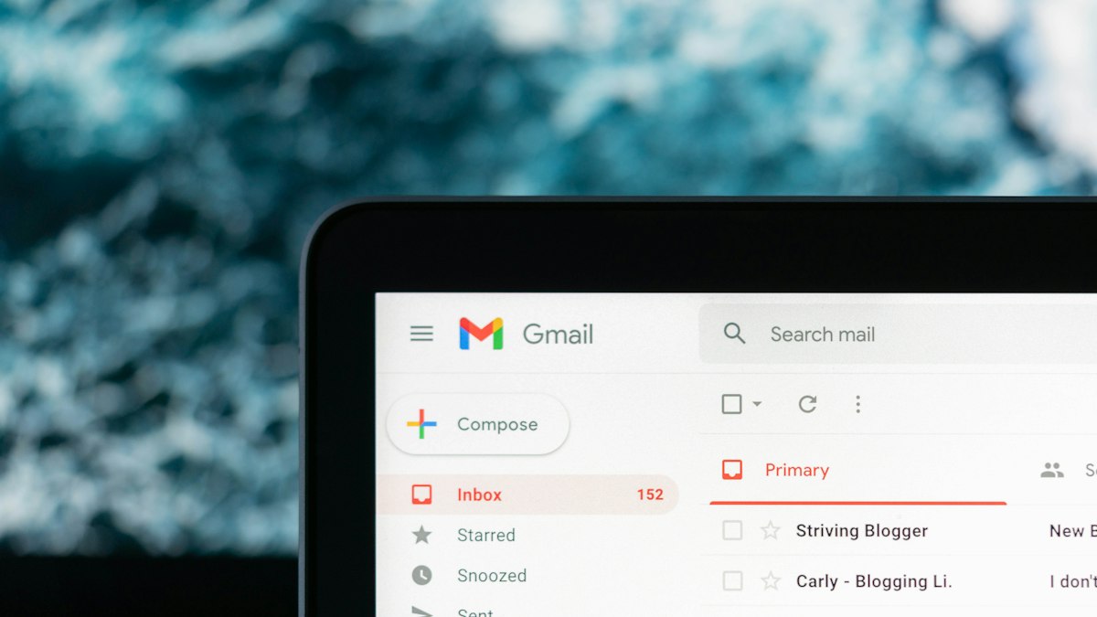 Ενδεικτική φωτογραφία περιβάλλοντος email σε φορητό υπολογιστή.