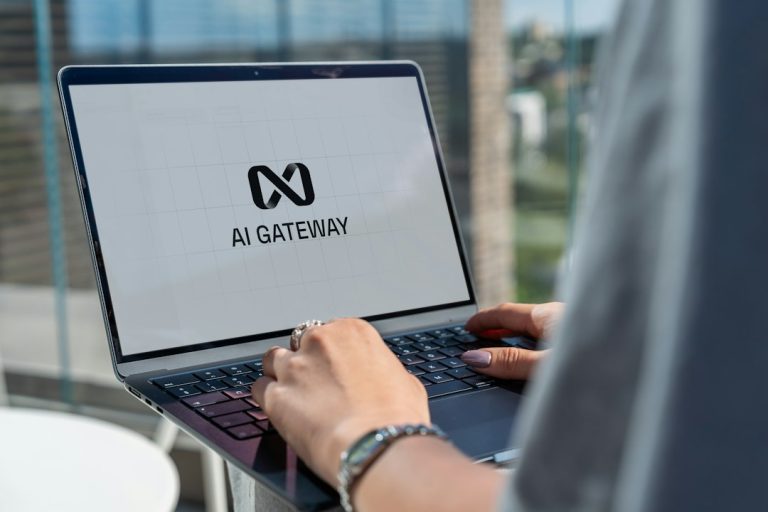 Ενδεικτική φωτογραφία χρήστη με εφαρμογή AI σε υπολογιστή. Φωτογραφία: Jo Lin / Unsplash.
