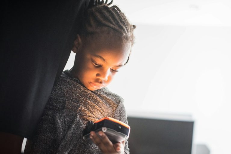 Παιδί με smartphone – όριο ηλικίας στα social media