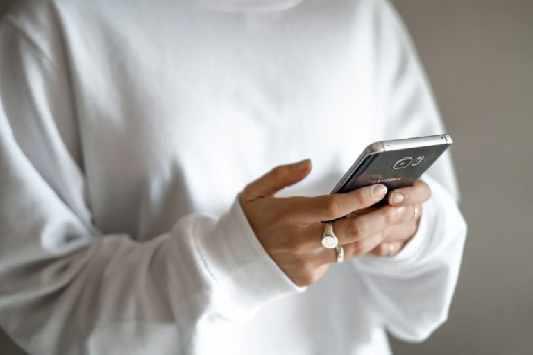 Γυναίκα με smartphone – απάτη WhatsApp με ψεύτικη ψηφοφορία