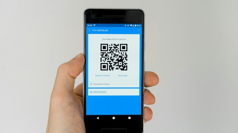 Κωδικός QR σε σημείο πληρωμής — ενδεικτική φωτογραφία χρήσης QR